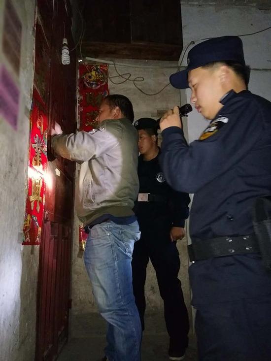 东方粗心妈妈误将幼女锁家中 