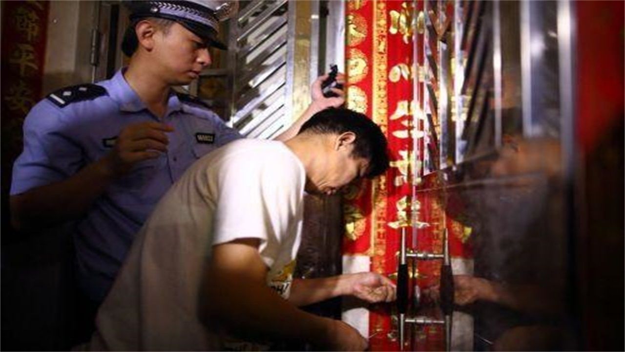 东方请开锁师傅开了锁后，师傅